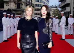 章子怡又帶火了一種新穿搭，一身黑+貝雷帽毯，45歲美出新高度