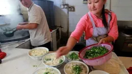 終於知道為什麽東北人飯量那麽大了！網友：那狗都胖的走不動道！