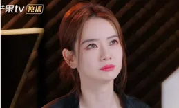 汪小菲國慶宴，小梅盤發好驚艷，神似戚薇！胃口大好，幫員工拿菜