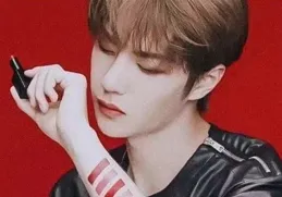 男星紳士十八式：鹿晗握拳，肖戰牽手表，王一博無從下手！