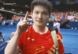 樊振東又帥了，身穿橄欖綠上衣，胸前有一只和平鴿，為安踏代言！