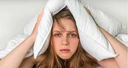 側睡是否會引起法令紋和眼紋？感覺側睡擠壓了臉部皮膚，但平躺睡覺又睡不著？