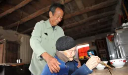 66年，妻子難產去世，女婿照顧嶽母幾十年，如今他76歲嶽母102歲