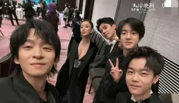 東京這一夜趙麗穎被凍的瑟瑟發抖辛芷蕾假笑殷桃性感嫵媚太敢穿