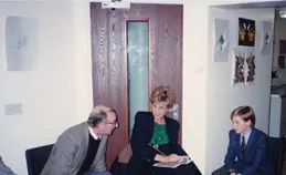 夏洛特公主都無語了！小威廉捏老師屁股的畫面曝光，不怪路易淘氣