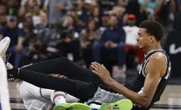 向魔鬼筋肉人進發，文班亞馬效力NBA一個賽季後增重了12公斤