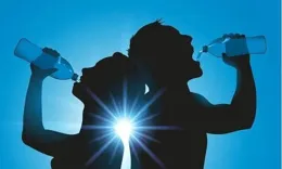 喝水「壞習慣」會損傷腎臟？醫生提醒：千萬避開5個喝水習慣