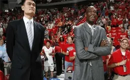 非洲硬漢穆湯波倒下，姚明敬仰的大哥，單防奧尼爾傳奇重現