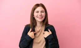 他命運不濟，一生困苦。卻一直微笑示人。