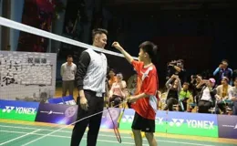 41歲林丹觀看兒子打網球比賽，謝杏芳全程守在場邊，兒子神似媽媽