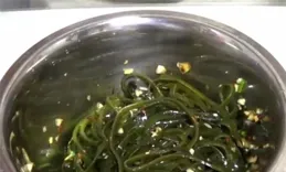一道好吃的海帶小菜，簡單易學，酸辣爽口，多做一些當小菜很棒