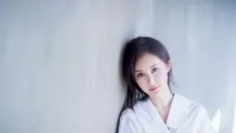 李小冉罕見穿得這麽隨意，白T恤+五分牛仔褲，女神魅力根本藏不住