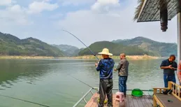重慶「泥鰍黨」光顧萬峰湖？翹嘴魚遭殃，當地釣魚人緊盯渝牌車輛