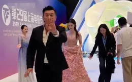 劉亦菲帶保鏢一起現身球賽現場，保鏢錢叔又帥又酷太搶鏡