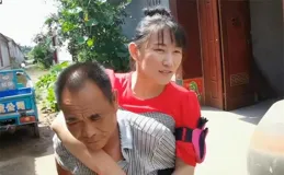 「爬行媽媽」董明英：嫁給大22歲光棍，不聽勸3年生倆，後來怎樣