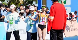 這太拼了！李美珍比賽趕上生理期 鮮血糊腿大戰衡水湖 圈粉無數！