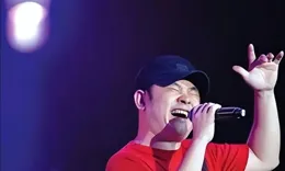 無法承受，歌聲中淚濕了，唱的是我們共同的生活