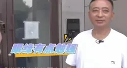 57歲大爺相親黃花大媽，把阿姨撩到眼神拉絲，兩句話就抱得美人歸