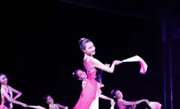 哈哈一笑，30個搞笑神評論：學舞蹈的老婆睡覺也不忘練一字馬！