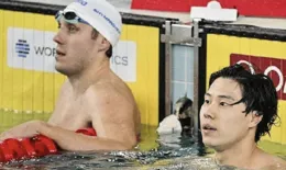 覃海洋獲追捧 女粉絲追星到南韓大喊名字要簽名 不受醜聞影響