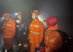 7名登山愛好者遭遇狂風大雨被困東靈山，消防員連夜營救