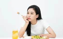 人到中老年，多喝酒能活血化瘀？出現四個癥狀，最好把酒戒掉