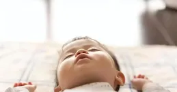 為啥寶寶都喜歡睡覺時「投降」呢？知道原因後，可別把胳膊拿下來