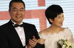 他被逼相親，結果1見鐘情，把妻子寵成富太，47歲有女很幸福