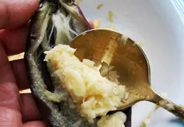 假如有一件「白色衛衣」，秋天你會選這四個搭配思路裏的哪一種？