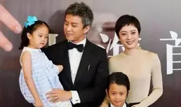 鄧超陪兒子打球被網友偶遇，滿臉皺紋，胡子斑白，側臉照神似星爺