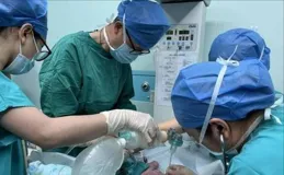 11年江西棄嬰被丟太平間，過了8天仍然健在，醫生發現口腔有異物