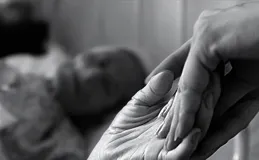 老人夢見院子地下有寶物，挖了16公尺後，意外成了村中首富