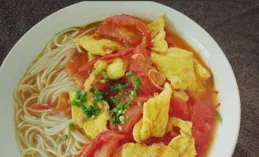 南方網友曬肉湯掛面，引起北方網友不滿，認為北方面條有等級！