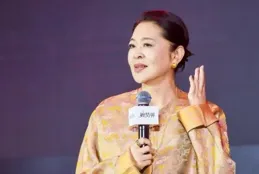 65歲倪萍科技美太成功，穿外套+圍巾真年輕，臉蛋緊致沒了大媽味