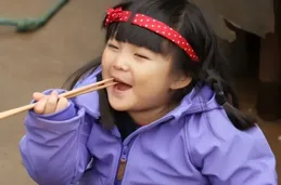 被亮相時裝周的王詩齡驚艷了，初戀臉真不輸女明星，漫畫腿太搶鏡
