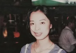 黃綺珊瘦成紙片人，路人視角巴掌臉水蛇腰搶鏡，長腿細得過分