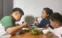青島母子3人晚餐，曬圈火了，網友：太寒磣了，豬看了都搖頭！