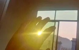 女兒太狠！75歲老人被趕豬圈，與狗共碗吃飯，還說「強過叫花子」