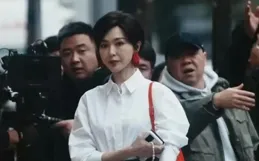 40歲唐嫣新劇路透狀態疲憊，身材太瘦襯得頭大，假發套太違和