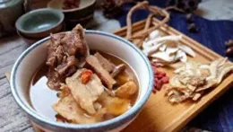 「冬天吃5白，感冒不常來！」天幹物燥易傷肺，多吃5種白色食物，常按2個穴位，調理肺氣，安穩過冬