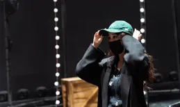 楊冪曬照溫柔甜美如初戀，傾城容顏惹人愛，陽光帥氣有總裁範