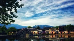 50歲孟晚舟告訴你：發要卷、衣簡約、不戴帽，美得端莊又貴氣