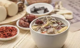 低估了這個「藥膳雞」，吃完太舒服了！