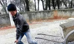 男子17歲白手起家欠債百萬，發現「中暑」商機，一年賺2億