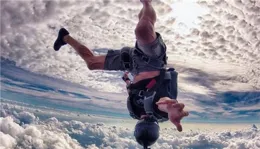 女子跳傘遭遇傘包故障，生死3分鐘背後是整個行業的警鐘