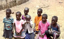 船到非洲，船員受邀參加九月割禮節，現場熱鬧，所見所聞令人心疼