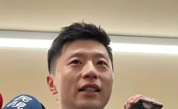 馬龍：龍嫂快獎勵龍隊個女兒吧！他一步三回頭給女孩送禮物太暖了