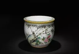 運城珍寶館｜黃釉粉彩歲寒三友圖帽筒：古代禮儀的精致見證