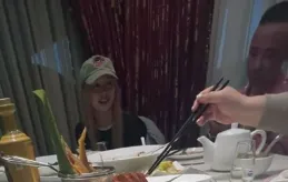 鄭爽在美國參加飯局，一直看身邊大佬，發福染黃發全程聊天哈哈笑