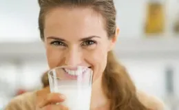 骨質疏松預防並不難，喝牛奶排在第二，第一名卻是很多人忽略的！